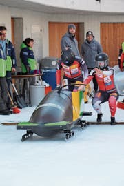 Jasmin Näf (rechts) mit ihrer Anschieberin Melanie Hasler anlässlich der Juniorinnen-WM vom vergangenen Januar in St.Moritz, an der sie den 13. Platz belegten. (Bild: PD)