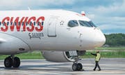 Ein Bombardier-Jet der Swiss auf dem Mirabel-Flughafen von Montreal. (Bild: Graham Hughes/AP, 29. Juni 2016)