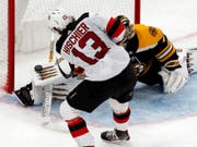 Nico Hischier verzögert den Schuss vor Bostons Goalie Jaroslav Halak geschickt und trifft zum 4:1 (Bild: KEYSTONE/AP/ELISE AMENDOLA)