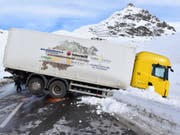Das Sattelmotorfahrzeug blockierte nach dem Selbstunfall die Julierstrasse. (Bild: Kantonspolizei Graubünden)