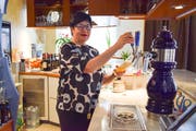 O’ zapft is in Wil: Seit 30 Jahren bedient Carmen Oberkofler die Gäste des Restaurants Schiff. Vor allem während der Fastnachtszeit hat sie alle Hände voll zu tun. (Bild: Nicola Ryser)