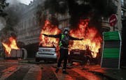 Im Spätherbst erlebte Frankreich heftige Ausschreitungen im Zuge der Gelbwesten-Proteste. (Bild: Etienne Laurent/EPA (Paris, 1. Dezember 2018))