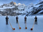 Diese Alphorngruppe wagte sich bereits aufs Glatteis. Ab Samstag ist der Oeschinensee für alle frei zum Eislaufen. (Bild: zvg / Adrian Rösti)