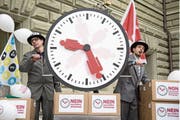 Arbeitszeiten waren und sind immer wieder ein brisantes Thema, wie etwa hier im Jahr 2013: Mitglieder der «Sonntagsallianz» liefern die gesammelten Unterschriften für das Referendum «Nein zum 24-Stunden-Arbeitstag» bei der Bundeskanzlei ab. (Bild: Archivbild: Peter Klaunzer/Keystone (Bern, 3. April 2013))