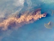 Der indonesische Vulkan Anak Krakatoa, dessen Ausbruch einen tödlichen Tsunami auslöste, hat bei der Eruption vor einer Woche zwei Drittel seiner Höhe eingebüsst. (Bild: KEYSTONE/EPA NASA EARTH OBSERVATORY/ALEX GERST/ESA/NASA HANDOUT)