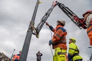 Der erste Mast für die Verlängerung der Trolleybuslinie 1 steht. (Bild. Nadia Schärli (Ebikon, 1. Oktober 2018))