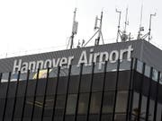 Ohne erkennbares Motiv legte ein junger Mann am Samstag den Flughafen Hannover für mehrere Stunden lahm, nachdem er mit seinem Auto aufs Rollfeld gefahren war. (Bild: KEYSTONE/AP dpa/HOLGER HOLLEMANN)