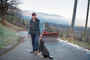 Fühlt sich ungerecht behandelt und gemobbt: Peter Kiser auf der Zufahrt zu seinem Hof. (Bild: Corinne Glanzmann (Giswil, 19. Dezember 2018))