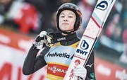Eher wortkarg aber erfolgreich: der Japaner Ryoyu Kobayashi bei seinem Weltcup-Sieg in Engelberg. (Bild: Jürgen Feichter/Imago (16. Dezember 2018))