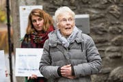 Schuldig wegen Förderung rechtswidriger Einreise: Anni Lanz vor dem Bezirksgericht in Brig. Bild: Dominic Steinmann/Keystone (Brig, 6. Dezember 2018)