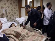 Der vietnamesische Botschafter in Kairo besucht in einem Spital eine beim Bombenanschlag auf einen Bus in Gizeh verletzte Frau. (Bild: KEYSTONE/AP Vietnam Embassy in Cairo)