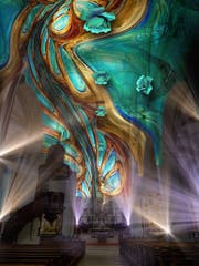 Erster Eindruck der Lichtshow «Genesis», die während des Lichtfestivals in der Hofkirche gezeigt wird. (Visualisierung: Projektil)
