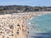 Australien steuert mit einer Rekord-Hitzewelle von über 40 Grad Celsius auf Silvester zu. Aber auch in anderen Regionen der Welt setzt extremes Wetter den Menschen zu. (Bild: KEYSTONE/EPA AAP/JOEL CARRETT)