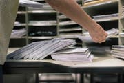Ein Zürcher Pöstler hat über Jahre Briefe mit Bargeld gestohlen. (Bild: KEYSTONE/Christian Beutler)