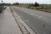 Auf der Rietstrasse sind noch die Spuren des Bergungsfahrzeuges sichtbar. (Bild: Hildegard Bickel)