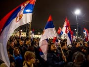 In Belgrad sind am Samstagabend erneut Tausende auf die Strasse gegangen, um gegen den Regierungsstil des serbischen Präsidenten Aleksandar Vucic zu protestieren. (Bild: KEYSTONE/EPA/SRDJAN SUKI)