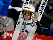 Simon Ammann winkt in die Kamera. (Bild: KEYSTONE/AP/MATTHIAS SCHRADER)