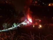 Die Flammen richteten grossen Schaden an: Das Einfamilienhaus in Nussbaumen bei Baden AG ist nicht mehr bewohnbar. (Bild: Handout Kantonspolizei Aargau)