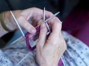 Eine Frau strickt an der Veranstaltung «Lancierung Kampagne #vollpersoenlich - Stricken gegen das Vergessen» im vergangenen September in Bern. In der Schweiz leben über 148'000 Menschen mit Demenz. Darauf soll mit der Aktion aufmerksam gemacht werden. (KEYSTONE/Adrian Reusser) (Bild: KEYSTONE/ADRIAN REUSSER)