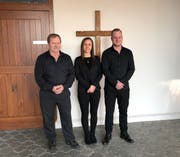 Der bisherige Bestatter Herbert Kühne (v. l.) mit seinen Nachfolgern Kristina Kehl und Tristan Herrsche, die ab dem 1. Januar für die Gemeinde Oberriet zuständig sind. (Bild: Geri Krebs)