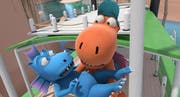 Drache Kokosnuss trägt einen seiner Freunde auf Händen. (Bild: Impuls)