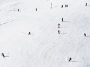 Im Skigebiet an der Lenk BE ist am Donnerstag ein vierjähriges Mädchen bei einem Unfall schwer verletzt worden. Es erlag am Freitag seinen Verletzungen. (Bild: KEYSTONE/ANTHONY ANEX)