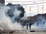 In Tunis haben Demonstranten in der Nacht zu Samstag Reifen angezündet, Strassen gesperrt und Sicherheitskräfte mit Steinen beworfen. (Bild: KEYSTONE/EPA/STR)