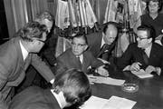 James Schwarzenbach (Mitte) informiert nach der Abstimmungsniederlage. (Bild: Keystone (Bern, 6. Juni 1970))