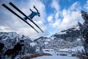 Simon Ammann bei einem Sprung auf der Titlis-Schanze. (Bild: Philipp Schmidli (Engelberg, 15. Dezember 2017))