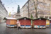 Die Einbrecher traten mehrmals gegen ein Häuschen am St.Galler Weihnachtsmarkt. Dabei wurden sie noch am Tatort von der Polizei aufgegriffen. (Bild: Urs Bucher)