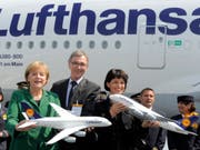 Wolfgang Mayrhuber zusammen mit der deutschen Bundeskanzlerin Angela Merkel und der damaligen Schweizer Bundespräsidentin Doris Leuthard bei der Eröffnung der Luftfahrtmesse ILA 2010 in Berlin. (Bild: KEYSTONE/AP/JENS MEYER)