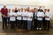 Küchenchef Daniel Zimmermann mit seiner Küchencrew und den Mahlzeitenfahrerinnen und -fahrern. (Bild: PD)