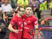 Matthias Hofbauer (links) und Tim Braillard (rechts) stehen mit der am Montag spielfrei gewesenen Schweiz als Viertelfinal-Teilnehmer an der WM in Prag fest (Bild: KEYSTONE/HANDOUT SWISS UNIHOCKEY/FABIAN TREES)