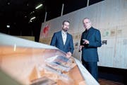 Museumsdirektor Marco Sigg (links) und Kurator Manuel Fabritz in der Sonderausstellung «gezeichnet. Die ‹Buchenwaldkinder› auf dem Zugerberg» im Museum Burg Zug. Bild: Maria Schmid (20. November 2018)