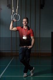 Medaillensegen: Simon Stalder räumte an den diesjährigen Schweizer Meisterschaften im Geräteturnen tüchtig ab. (Bild: Corinne Glanzmann (Rickenbach, 1. Dezember 2018)