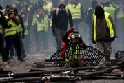 Strassenkämpfe auf den Champs Elysées in Paris am 1. Dezember. Die Markenzeichen der «Gilets jaunes» sind die gelben Westen und die gemeinsame Wut. (Bild: EPA/Yoan Valat)