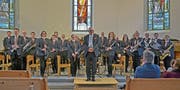 Harmonie: Leitung Erwin Lorant, mit den Solistinnen Katja Raschle (vorne rechts) und Belinda Frei (hinten, Fünfte von rechts), Patrick Fäh (vorne links) und Martin Karrer (hinten, Zweiter von links). (Bild: Peter Jenni)