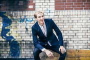 Michael Elsener: «Wenn mich Professoren gestresst haben, habe ich angefangen, sie zu parodieren.» (Bild: Michael Hug)