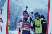 Ein letzter Blick auf die Uhr, und die Saison für Flavia Barmettler kann starten. (Bild: Leo Zberg (Realp, 1. Dezember 2018))