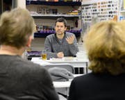 Armin Öhri hält mit der Lesung in der Biblio Sunneschy die Gäste unter Spannung. (Bild: Hansruedi Rohrer)
