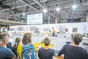 Zuschauer verfolgen einen Wettbewerb an den diesjährigen Swiss Skills in Bern. (Bild: Pius Amrein)