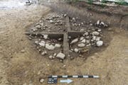Die bronzezeitliche Grube mit der steinigen Einfüllschicht, aus der die geheimnisvollen Funde stammen. (Bild:PD)