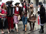 Nicht mehr Holzbein oder Handhaken: Teilnehmende der Demonstration für den Zugang zu besseren Prothesen. (Bild: KEYSTONE/PETER SCHNEIDER)
