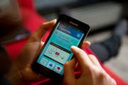 Die Wahlhilfe Easyvote ist auch mit dem Smartphone abrufbar. (Bild: Corinne Glanzmann, 27. Februar 2015)