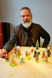 Rudolf Velhagen mit einigen seiner Santons. (Bild: Eddy Schambron)