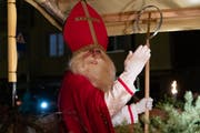 Der Alpnacher Samichlaus winkt Gross und Klein am Strassenrand zu. (Bild: Roger Zbinden (Alpnach, 2. Dezember 2018))