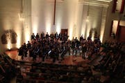 Das Toggenburger Orchester begeisterte das Publikum mit einem Klang- und Lichtspektakel in der evangelischen Kirche in Wattwil. (Bild: Corinne Bischof)