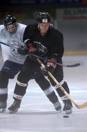 Aufnahme aus dem Jahr 2004: Ivan Griga (rechts) trainiert mit Thomas Riedener in der Eishalle Herisau. (Bild: Hannes Thalmann)