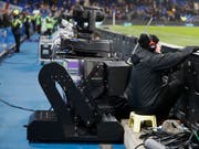 Der Video Assistant Referee (VAR) wird nun bereits in der K.o.-Phase der Champions League eingeführt (Bild: KEYSTONE/AP/KIRSTY WIGGLESWORTH)