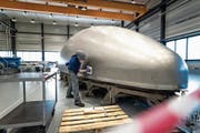 Blick in die Raumfahrthalle des Industrie- und Rüstungskonzerns Ruag. (Bild: Roger Grütter (Emmen, 17. März 2016))